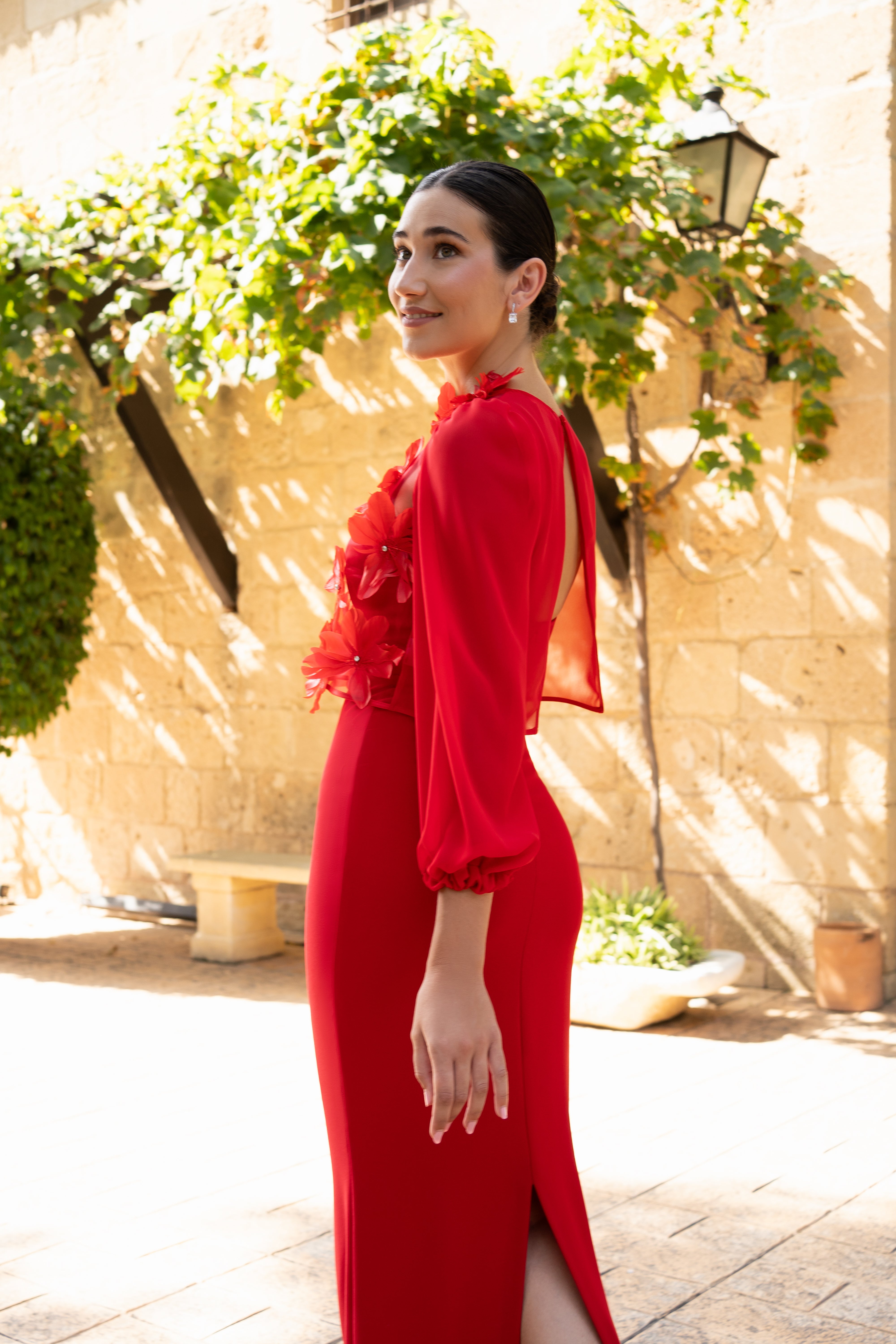 Brenda – Vestido rojo carmín dos piezas con carcasa de plumas