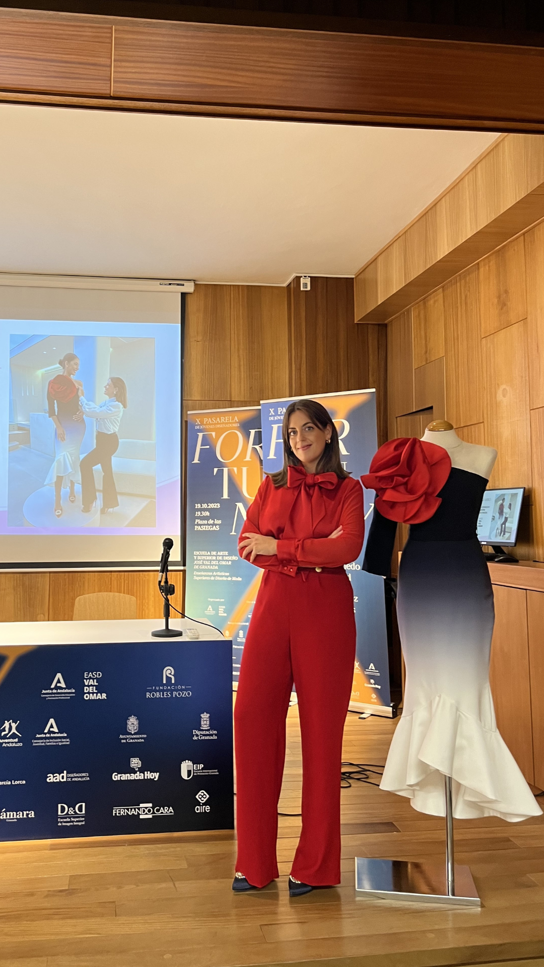 Silvia Navarro imparte una clase magistral en la Escuela de Arte de Granada con motivo de la X pasarela Fortuny