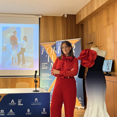 Silvia Navarro imparte una clase magistral en la Escuela de Arte de Granada con motivo de la X pasarela Fortuny