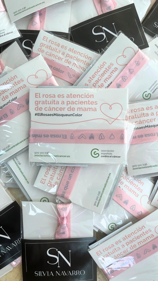 Silvia Navarro colabora con la Asociación Española contra el cáncer obsequiando con pulseras rosas a sus clientas y amigas.
