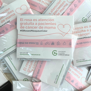 Silvia Navarro colabora con la Asociación Española contra el cáncer obsequiando con pulseras rosas a sus clientas y amigas.