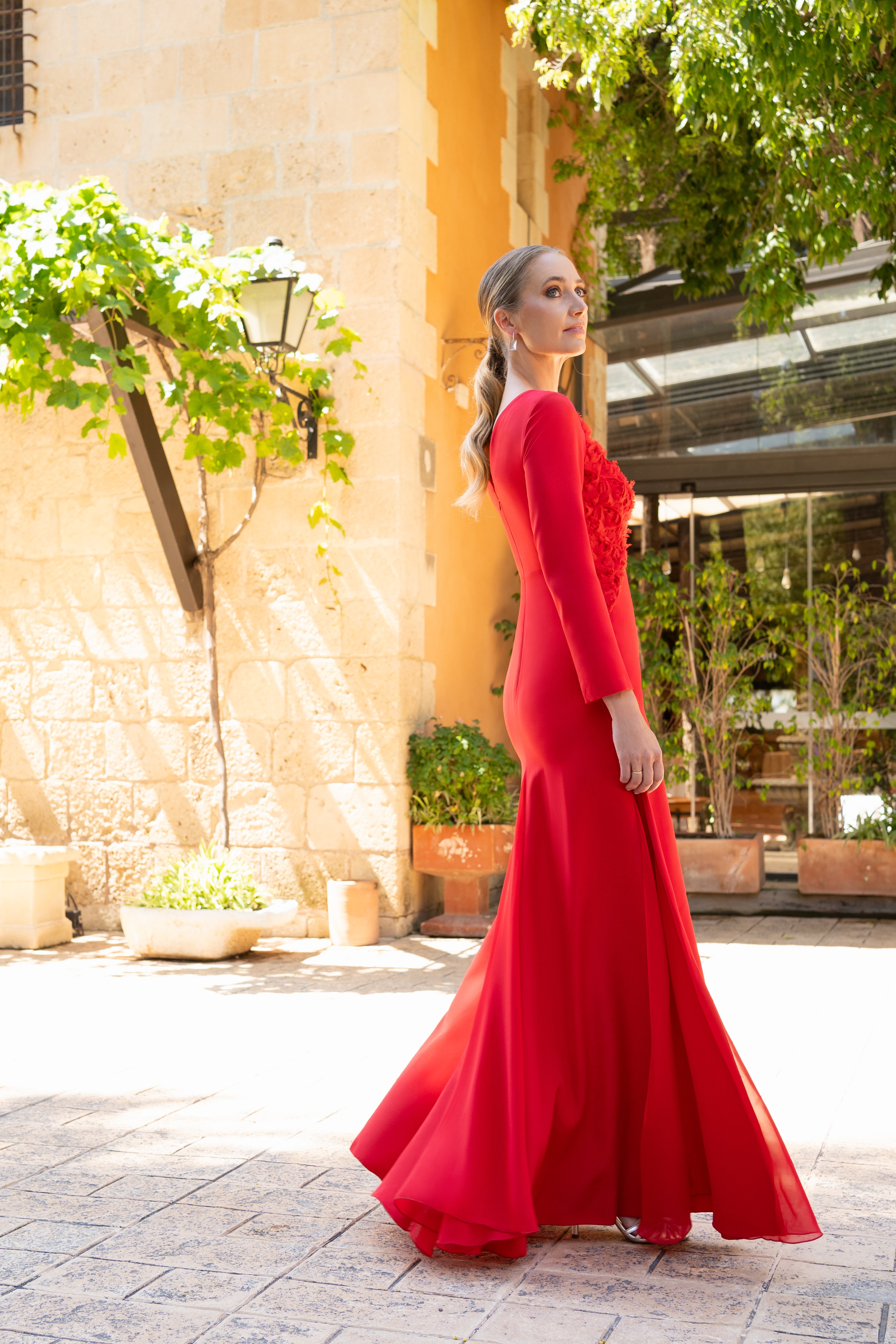 SUZANNE – Vestido rojo con cuerpo de pétalos y falda de godets