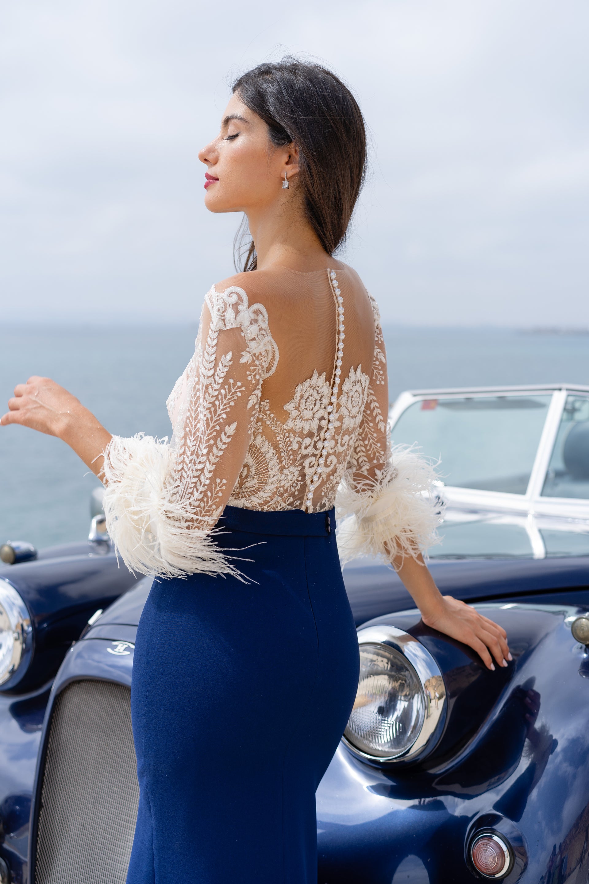 Vestido Lilly Azul Marino con Cuerpo en Pedrería y Plumas