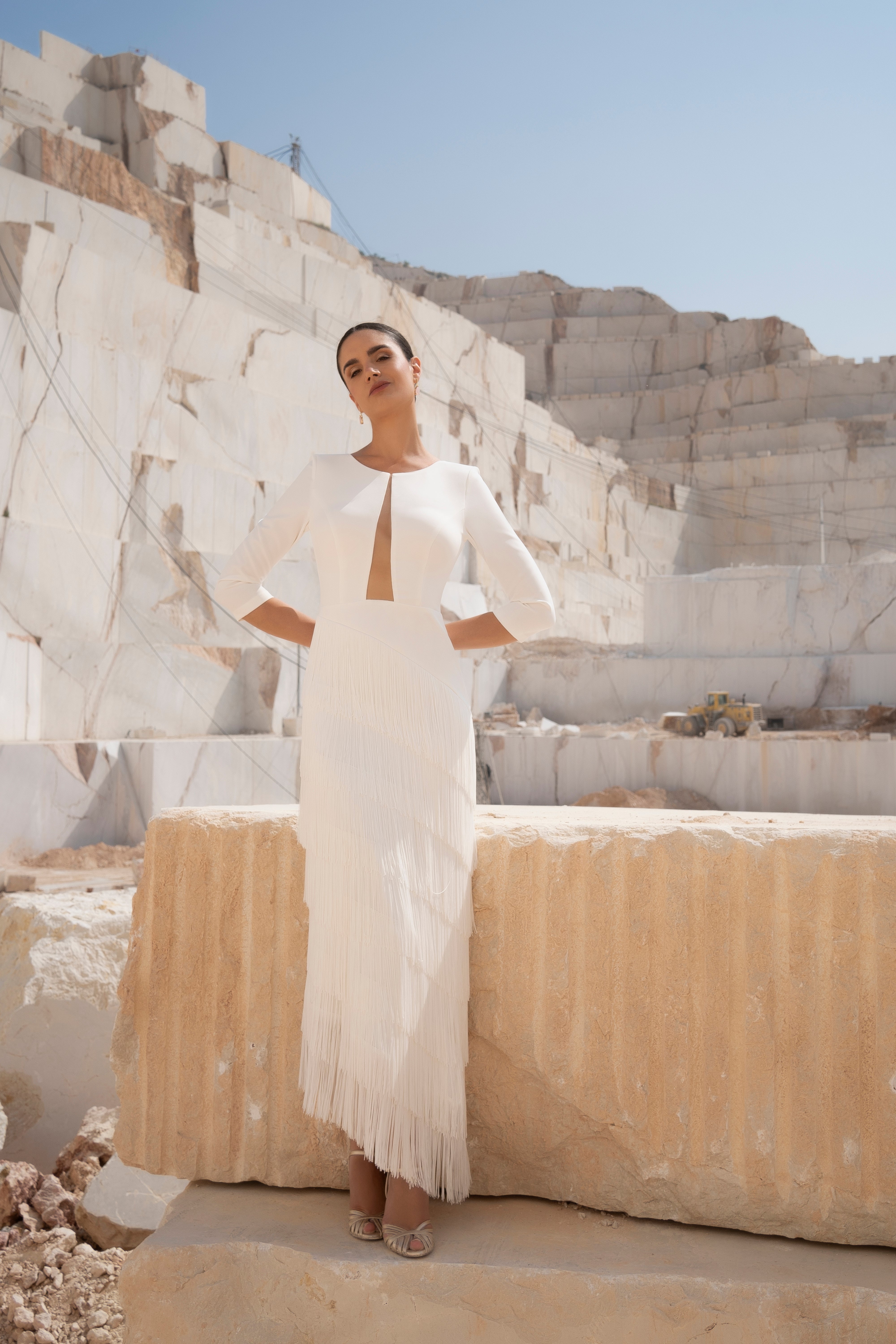 Vestido Briana Blanco Empolvado con Escote Delantero y Flecos en