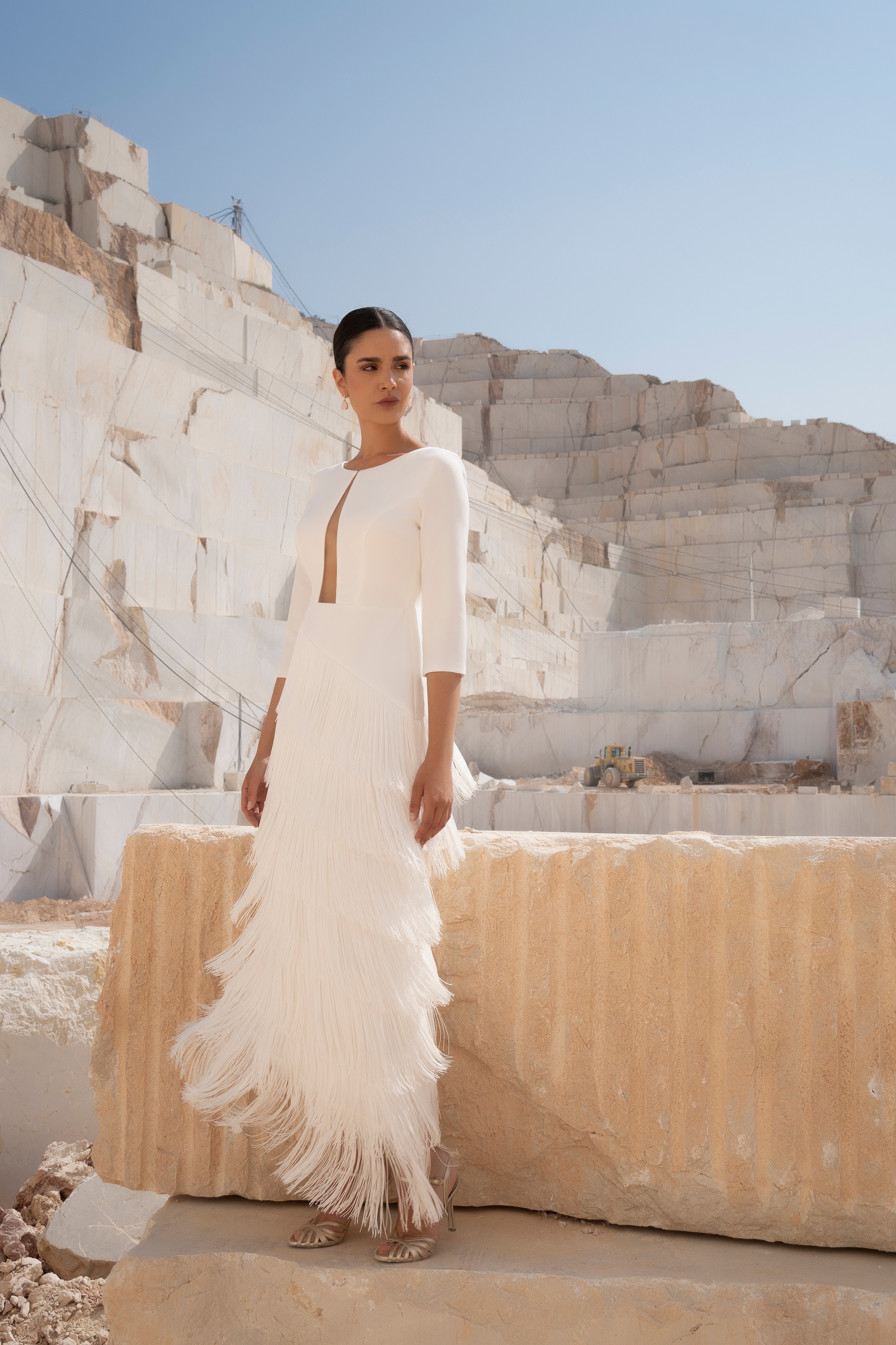 Vestido Briana Blanco Empolvado con Escote Delantero y Flecos en