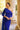 Look invitada con vestido azul y capa extraíble