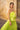 Vestido elegante verde vibrante con movimiento