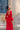 Vestido sofisticado rojo con detalles naturales