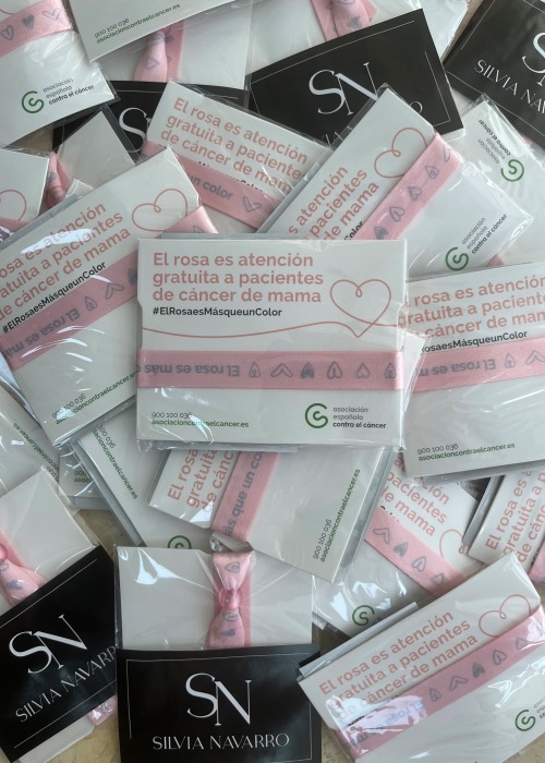 Silvia Navarro colabora con la Asociación Española Contra el Cáncer obsequiando con pulseras rosas a sus clientas y amigas